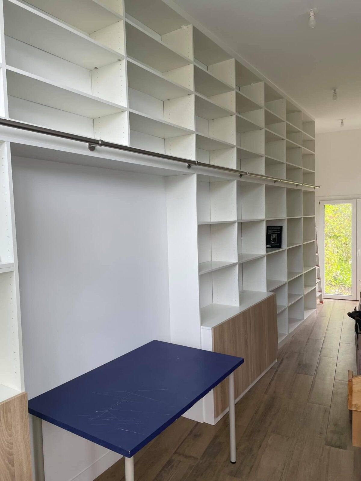 Bibliothèque blanche toute hauteur avec bureau intégré