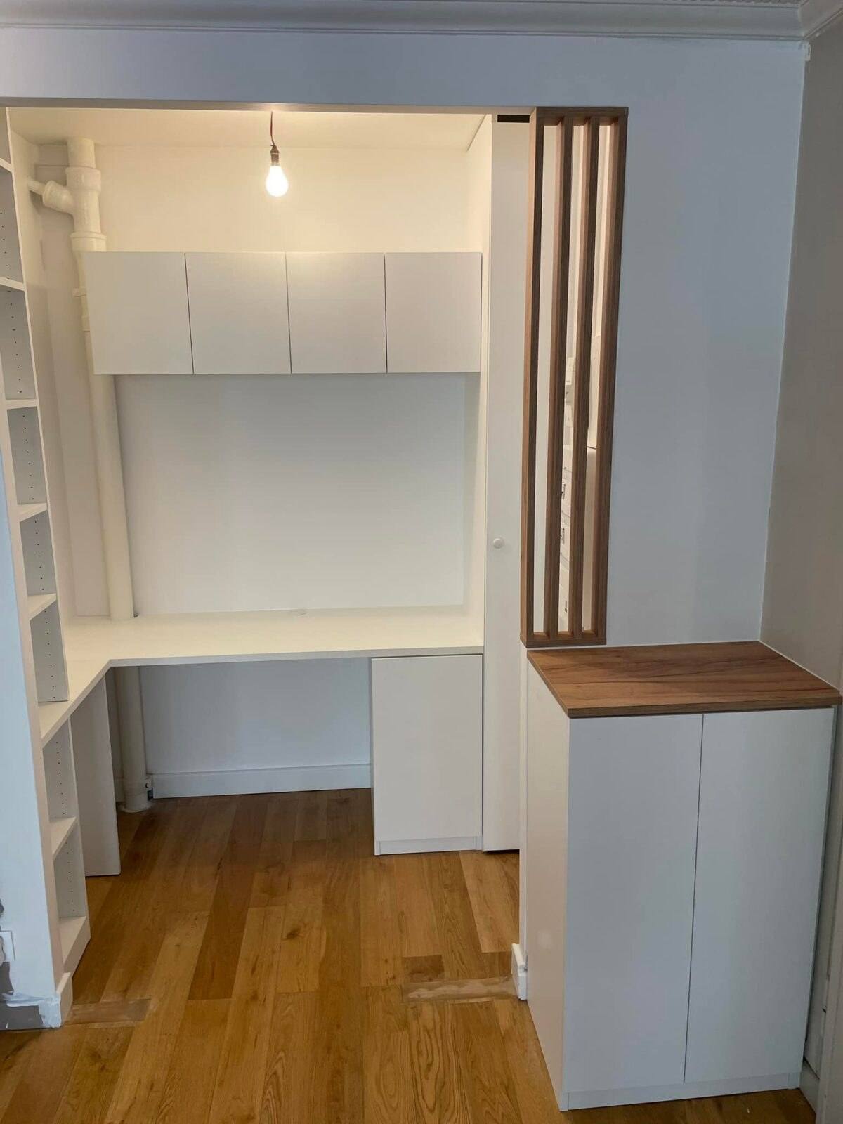 Bureau encastré sur mesure avec placards hauts, étagères et claustra bois