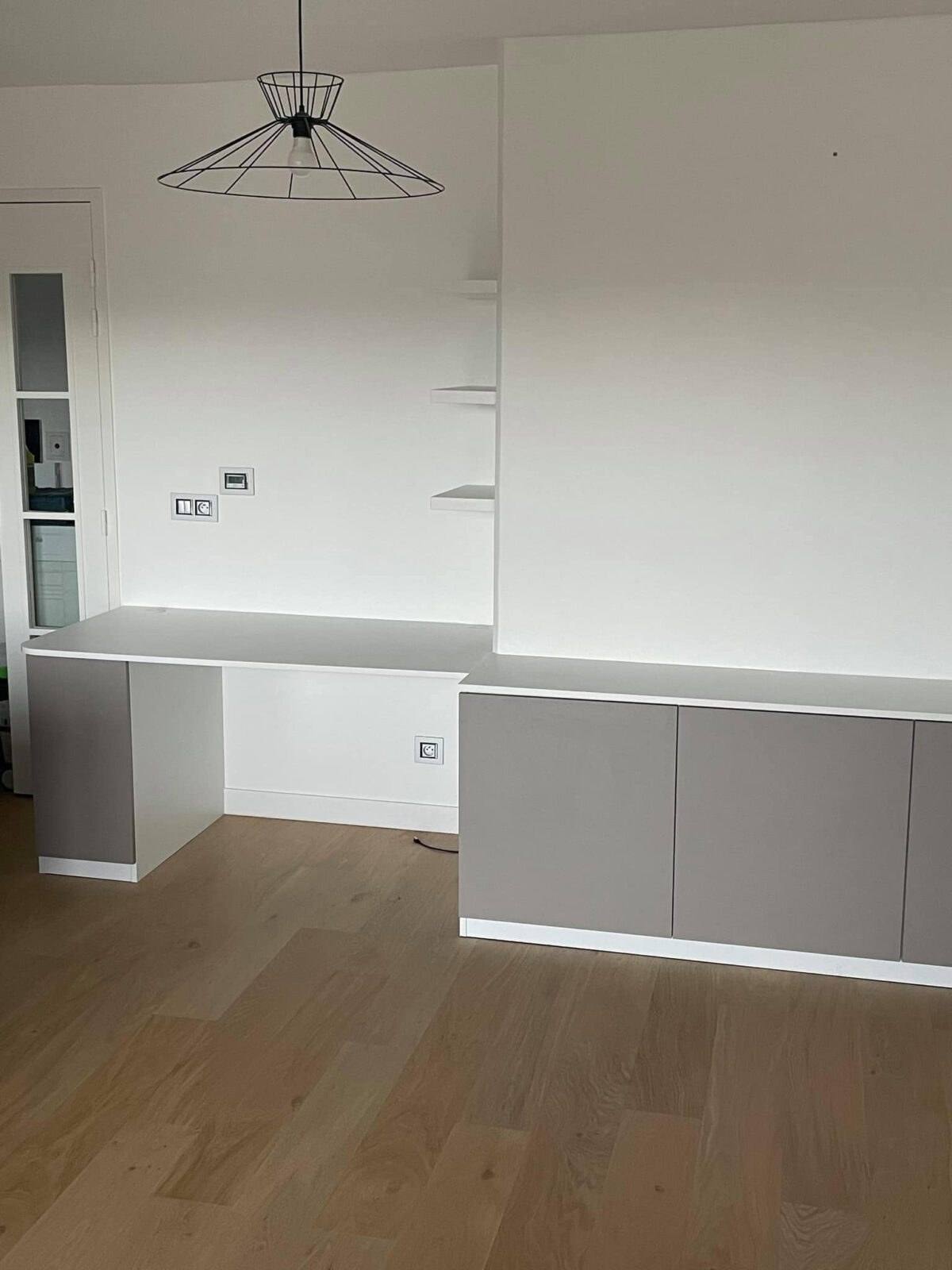 Bureau sur mesure gris et blanc à long plan de travail