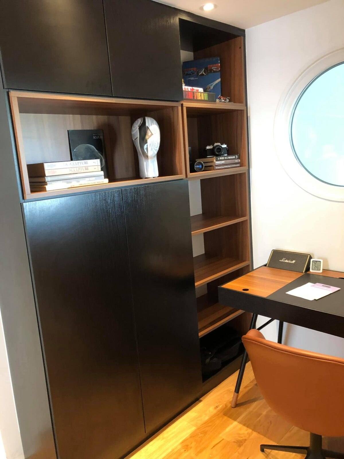 Bureau sur mesure avec rangements noirs, étagères bois et éclairage intégré