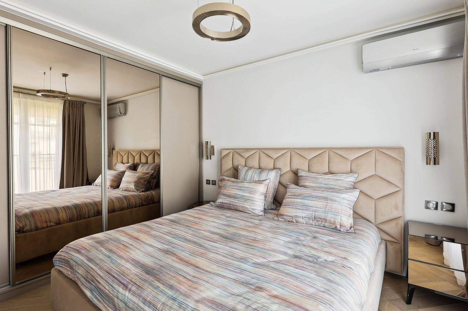 Dressing à portes coulissantes miroir dans une chambre, à Paris 17e
