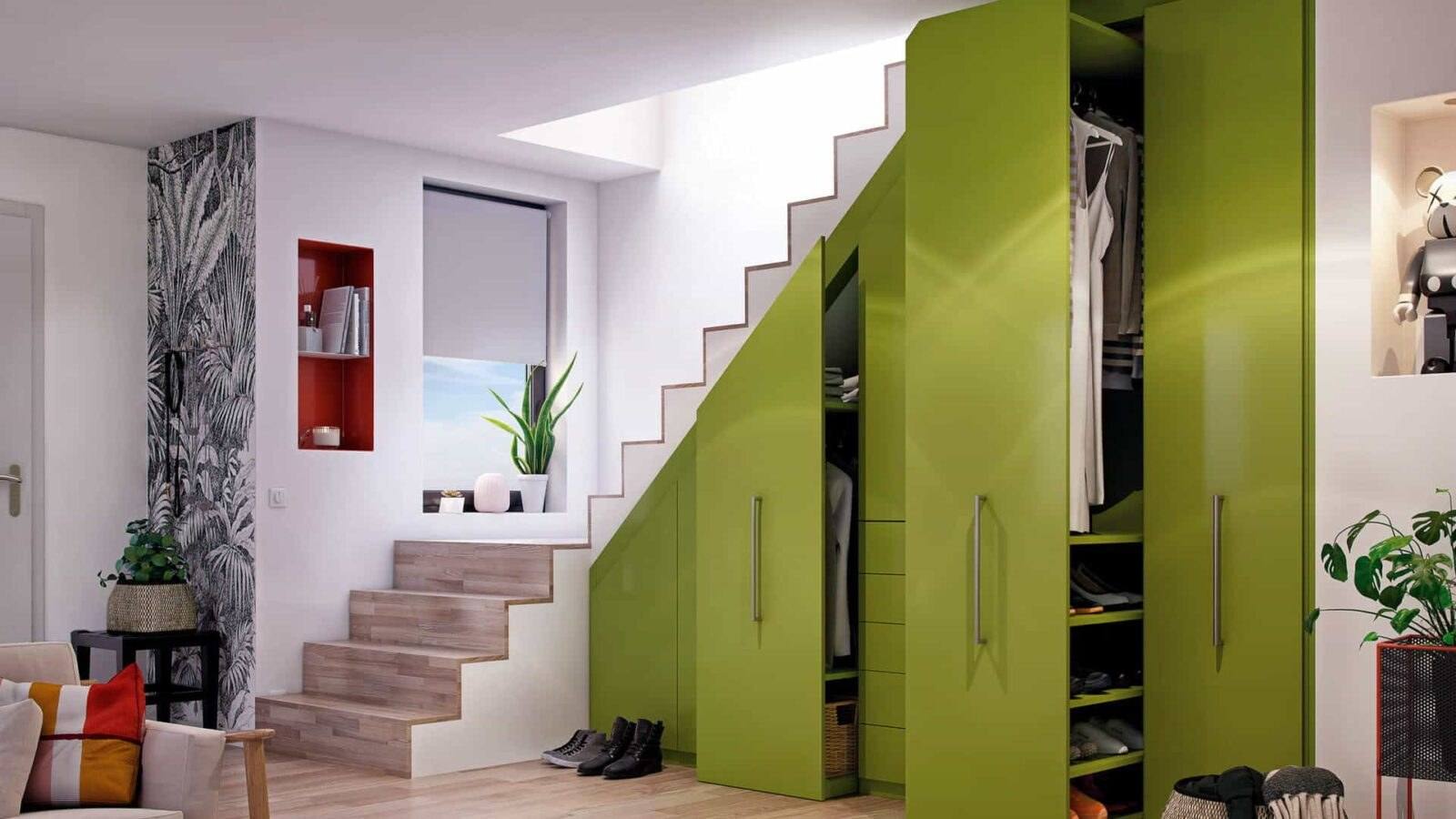 Dressing sous escalier sur mesure à portes vert anis, avec penderie et niche rouge