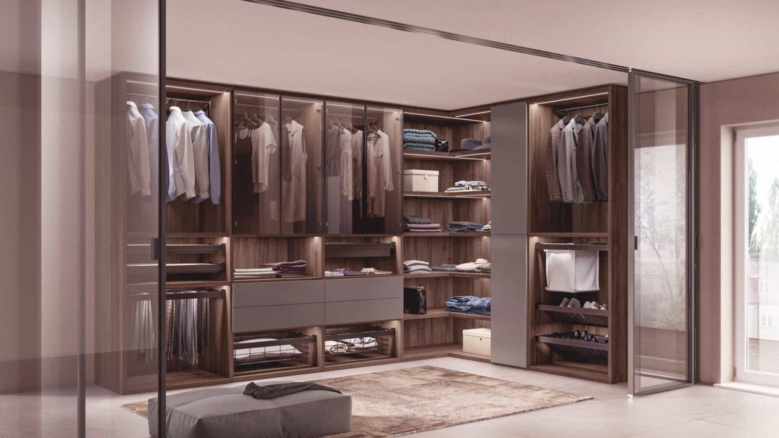 Dressing sur mesure fermé par des parois vitrées, avec penderies éclairées