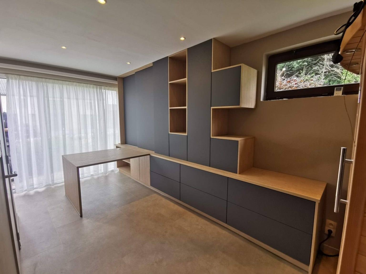 Meuble bas anthracite et bois avec bureau et niches sous une fenêtre