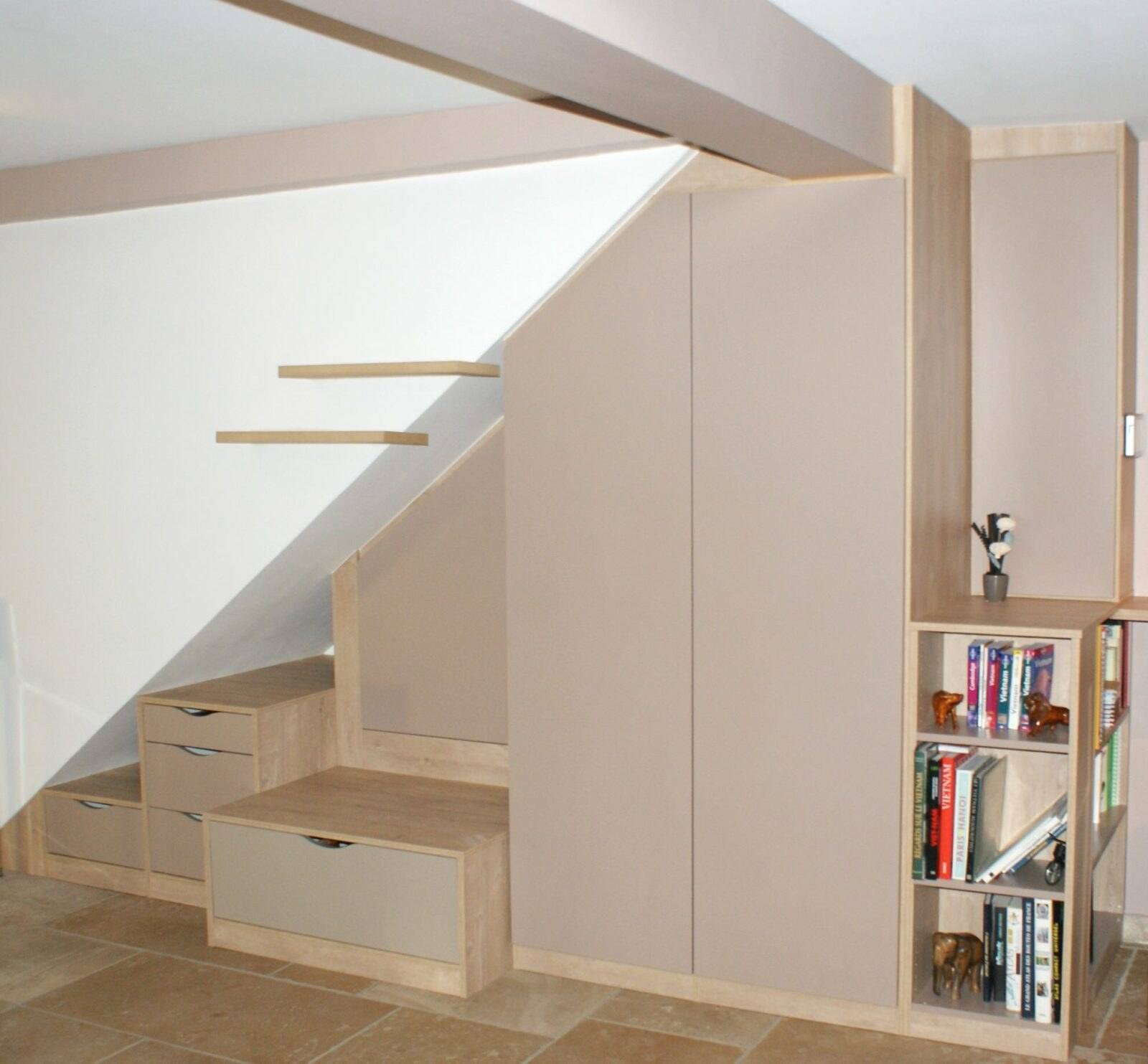 Meuble sous escalier avec marches-tiroirs, placard et bibliothèque