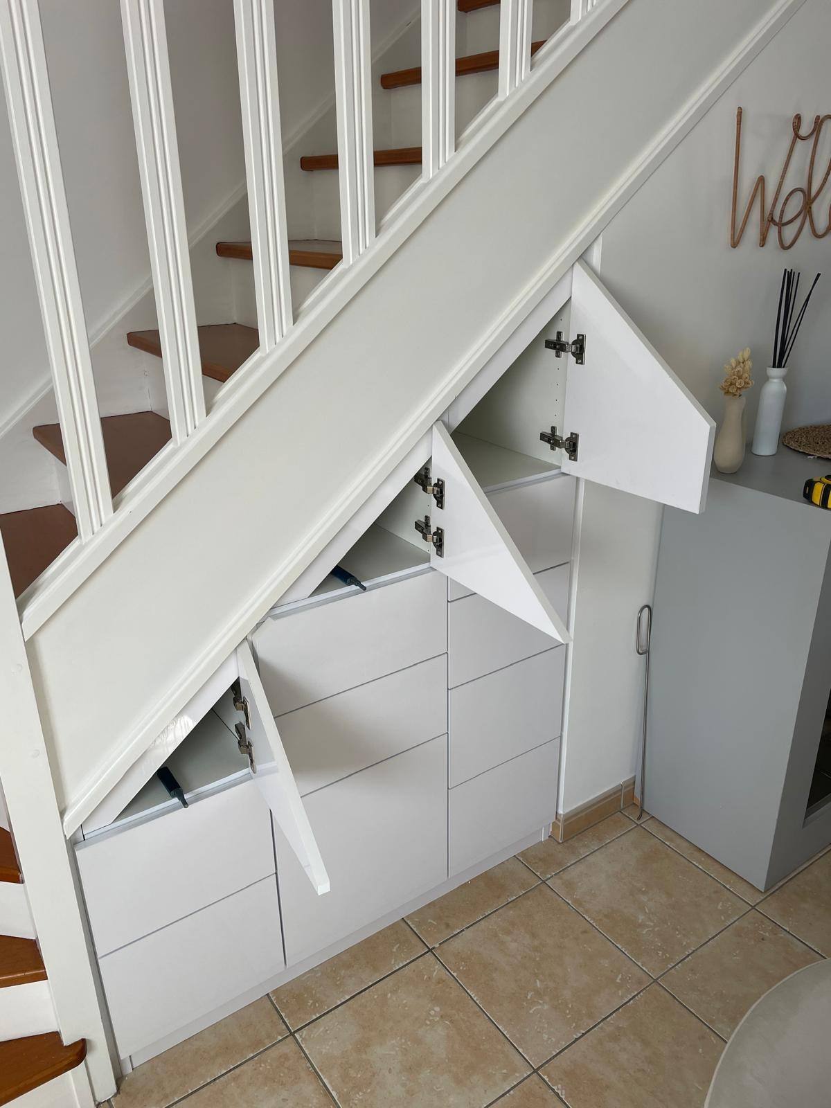 Meuble sous escalier sur mesure, portes et tiroirs ouverts, à Osny
