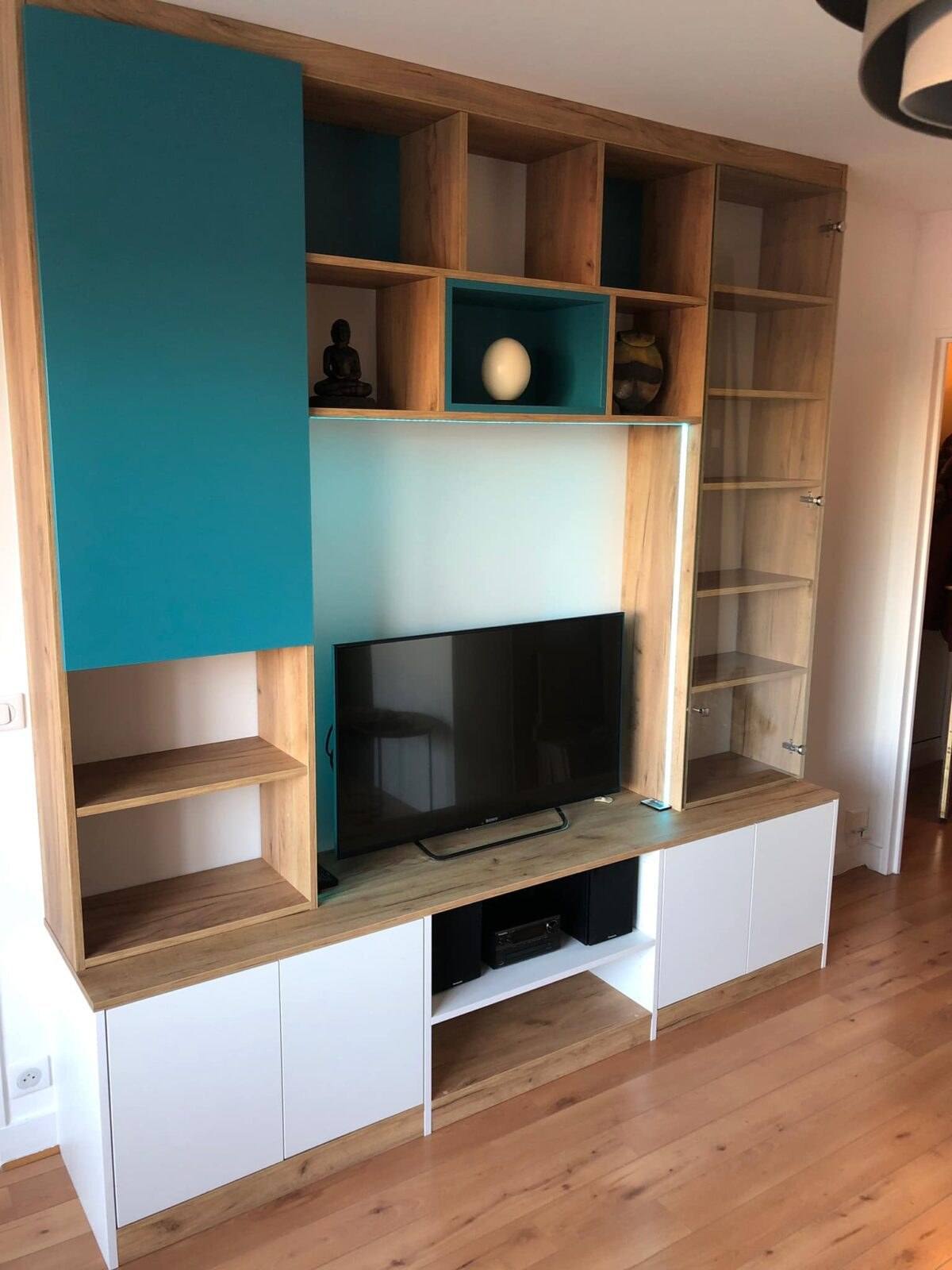 Meuble TV sur mesure en chêne et bleu canard avec niches et étagères