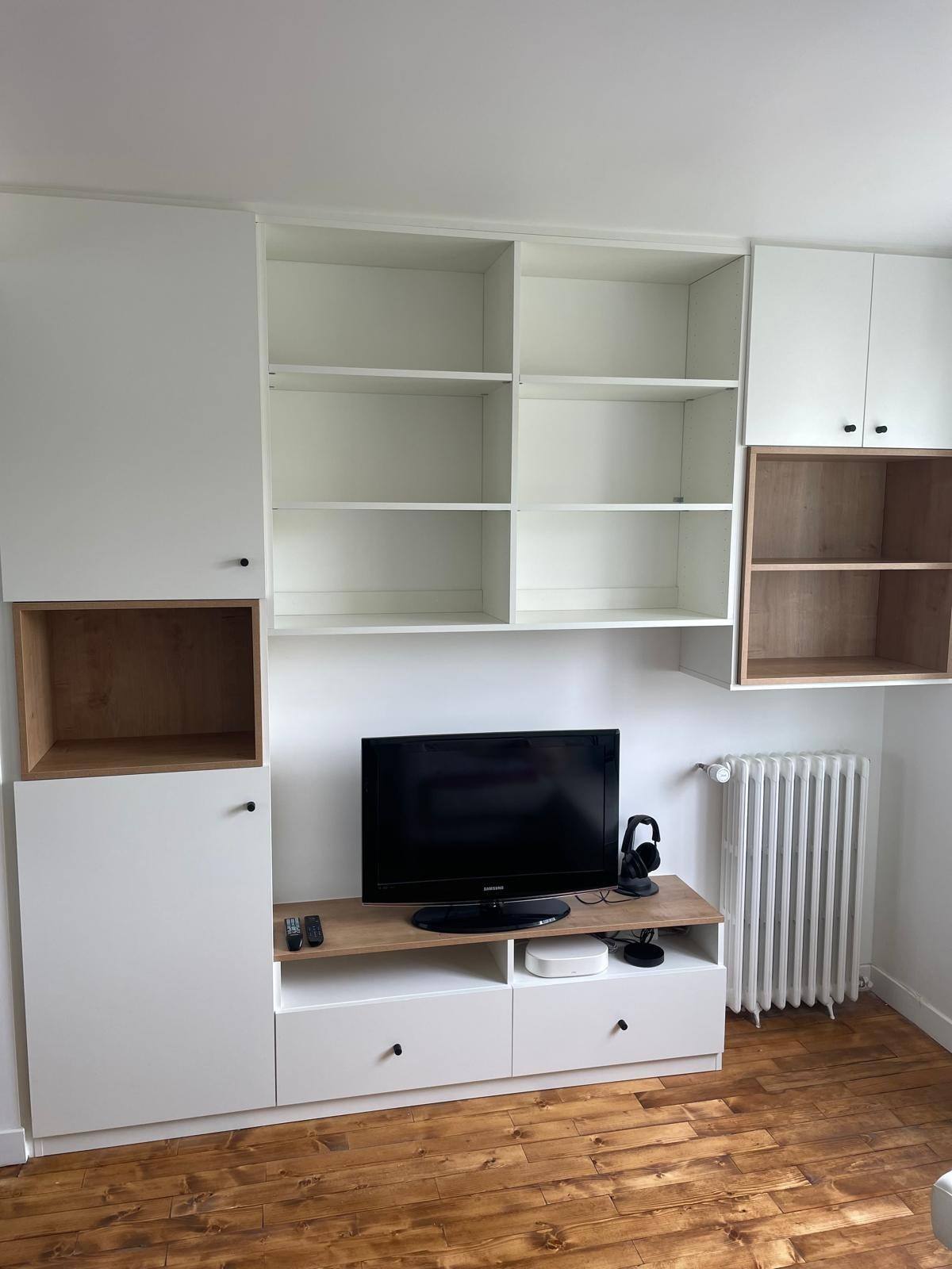 Meuble TV sur mesure blanc avec étagères ouvertes et niches bois, à Beauchamp