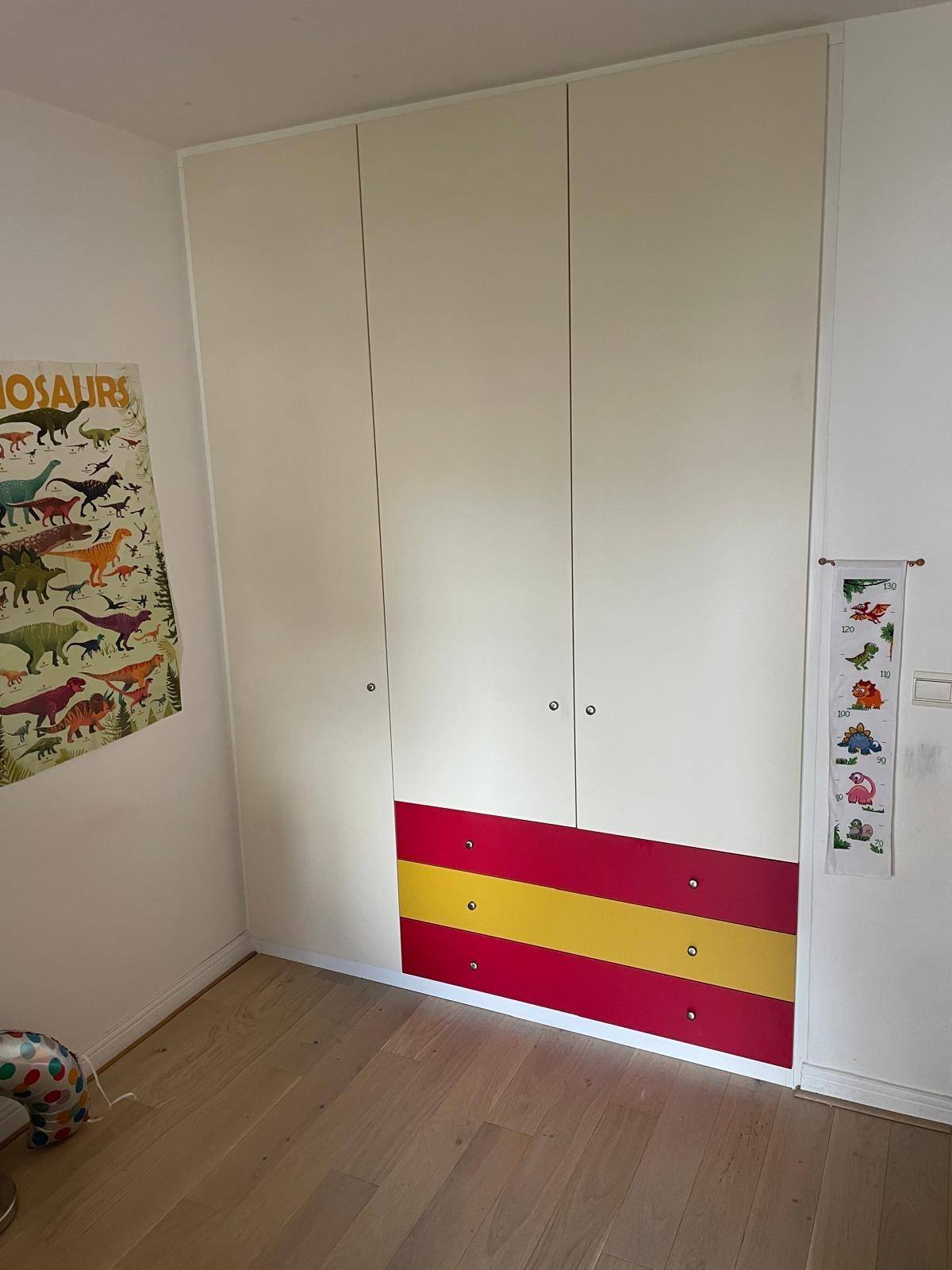 Placard de chambre d'enfant blanc avec tiroirs bas rouges et jaunes, à Beauchamp