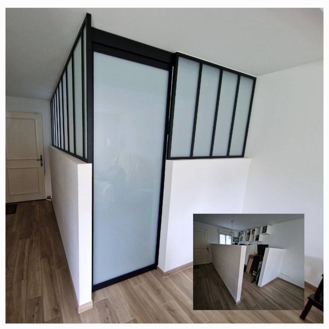 Verrière d'atelier noire et cloison sur mesure séparant deux espaces, à Paris 10e