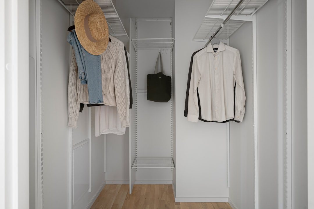 Dressing sur mesure en bois clair intégré dans une chambre avec rangement optimisé