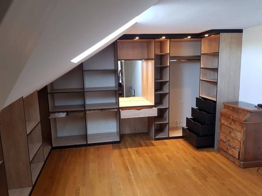 Dressing sur mesure du sol au plafond dans un studio optimisé