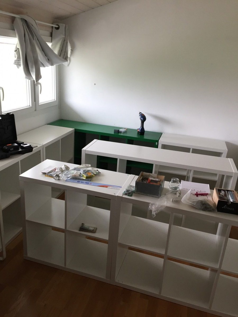 Lit estrade avec tiroirs intégrés dans un studio bien aménagé