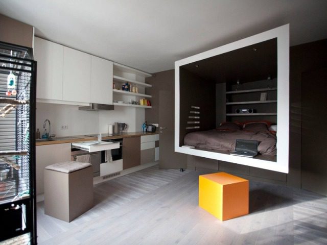 Studio moderne avec mobilier suspendu et rangements optimisés