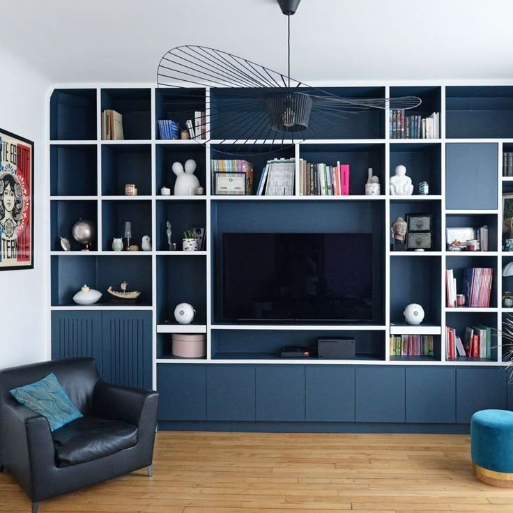 Bibliothèque sur mesure couvrant un mur entier dans un salon contemporain