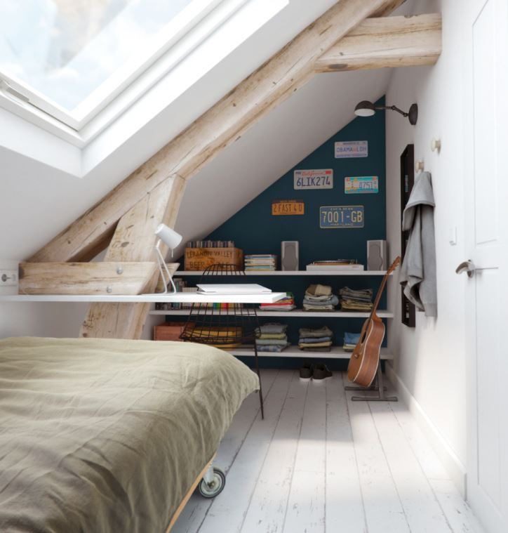 fenetre de toit installee dans une chambre amenagee sous pente avec parquet bois