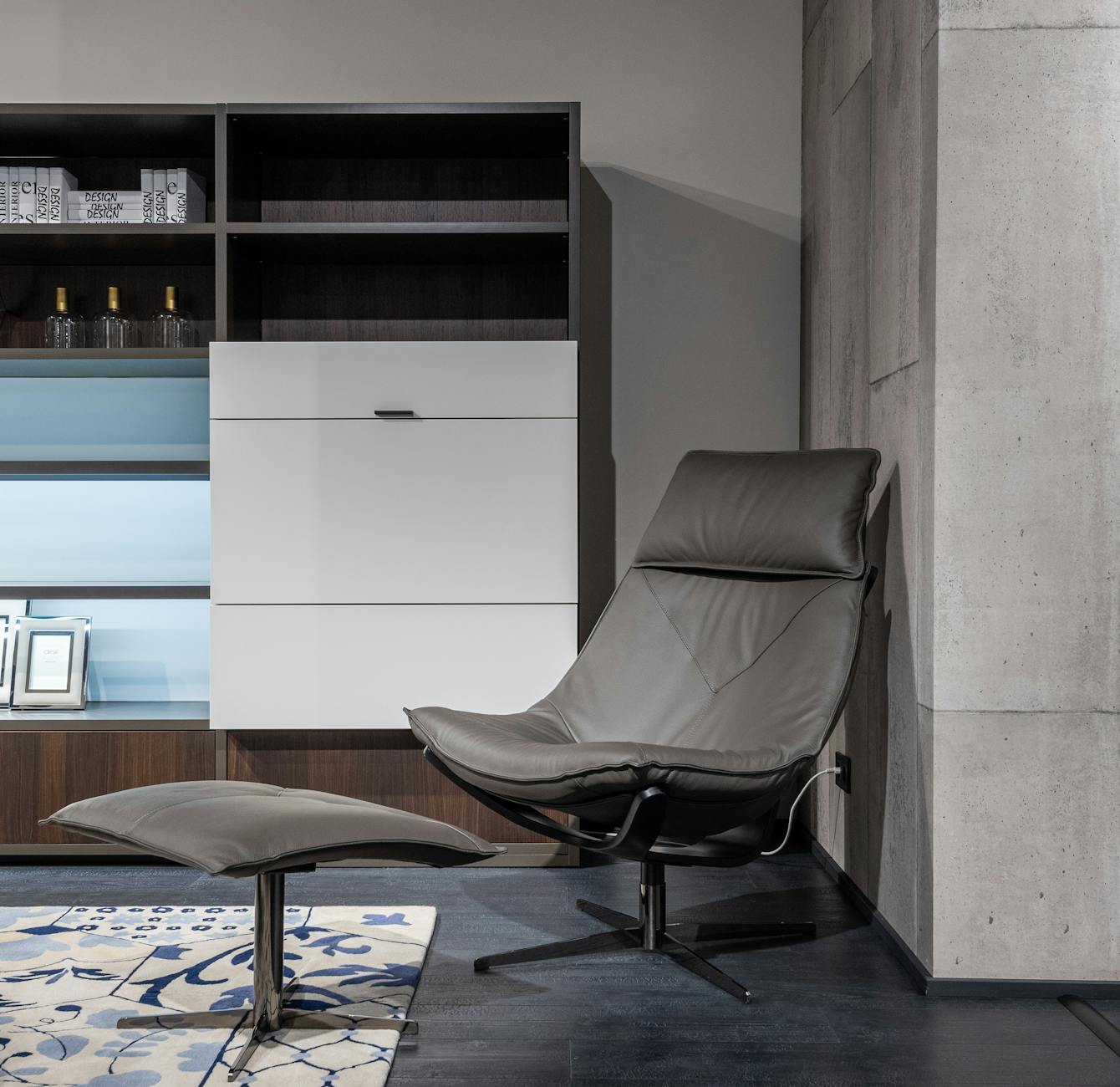 Meuble de rangement sur mesure dans un salon contemporain avec finitions bois naturel