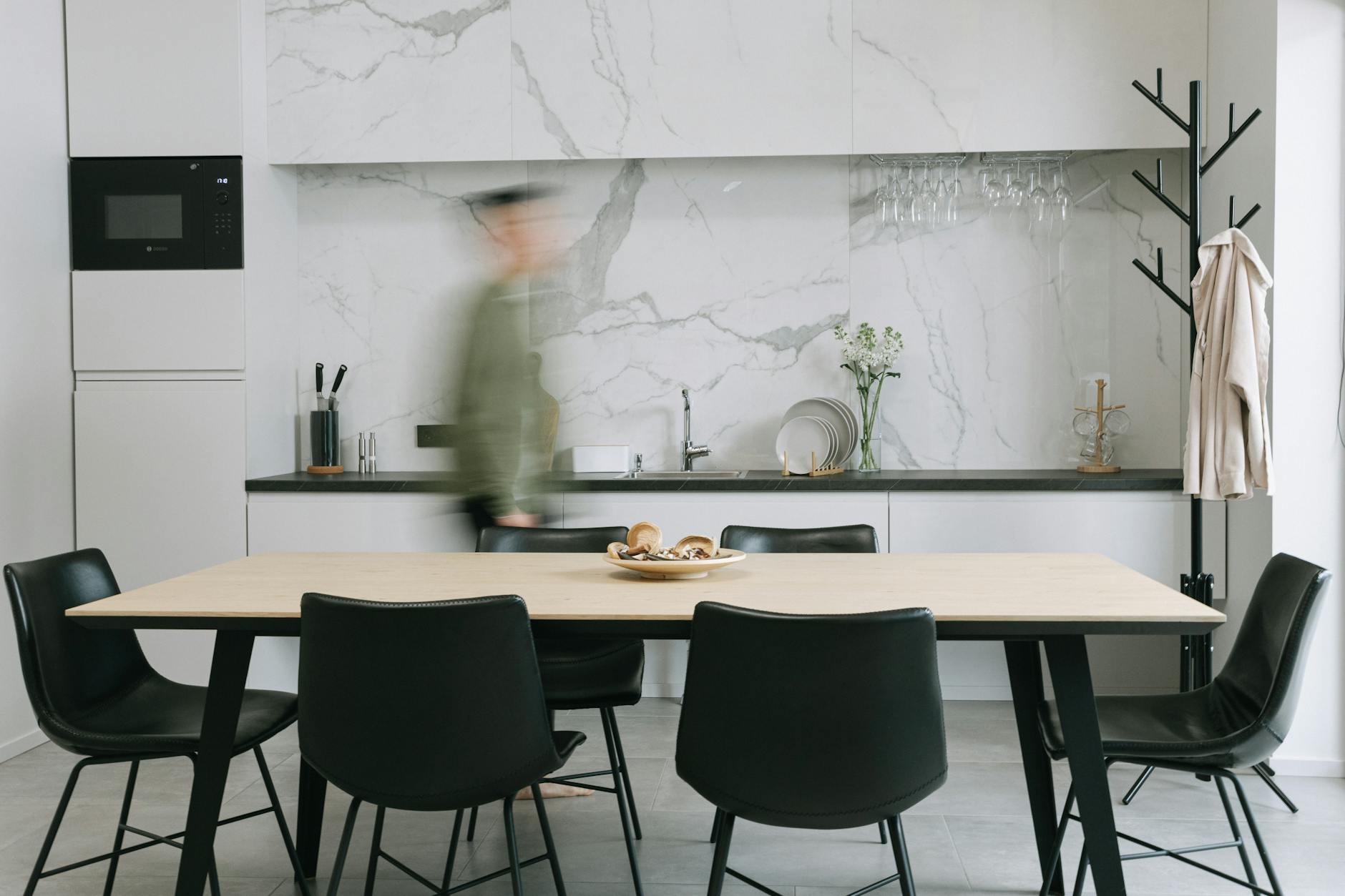 Aménagement intérieur tendance 2026 avec rangements minimalistes en bois naturel