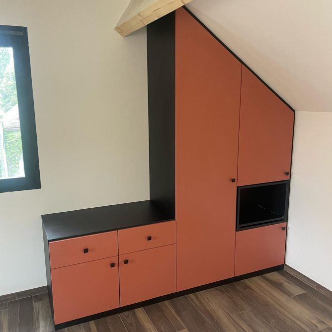 Installation précise et professionnelle d'un meuble sous pente à Paris 16
